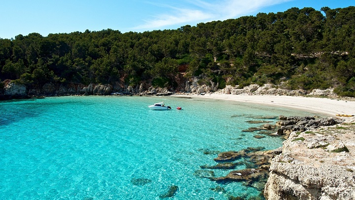 Cala Escorxada desde lejos, una de las mejores calas de Menorca