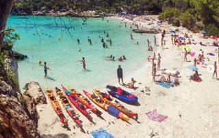 kayaks en cala turqueta, la cala mas conocia de Menorca